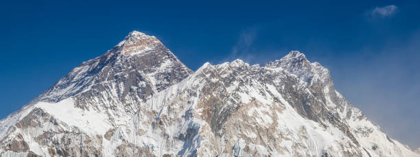 l'everest e il lhotse dal passo renjo, il panorama dell'himalaya - renjo la foto e immagini stock