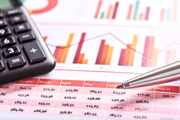 foto del grafico finanziario e di pianificazione arancione con calcolatrice nera e penna d'argento. spazio per il testo. - finance stock market data diagram calculator foto e immagini stock