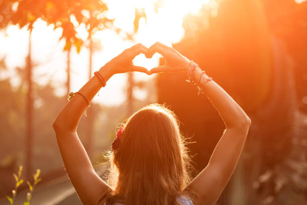 el corazón forma signo universal para el amor y el romance. - heart shape loneliness women praying fotografías e imágenes de stock