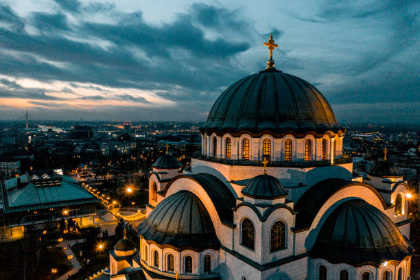 ein foto des st. sava tempels in belgrad, serbien, aufgenommen von einer drohne am frühen morgen - cupola stock-fotos und bilder