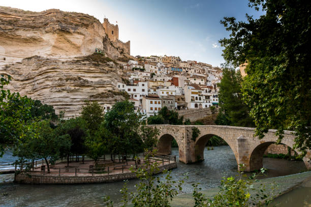 puente sobre el río júcar con el castillo sobre las rocas de alcalá del júcar en albacete, españa - provincia de albacete fotografías e imágenes de stock