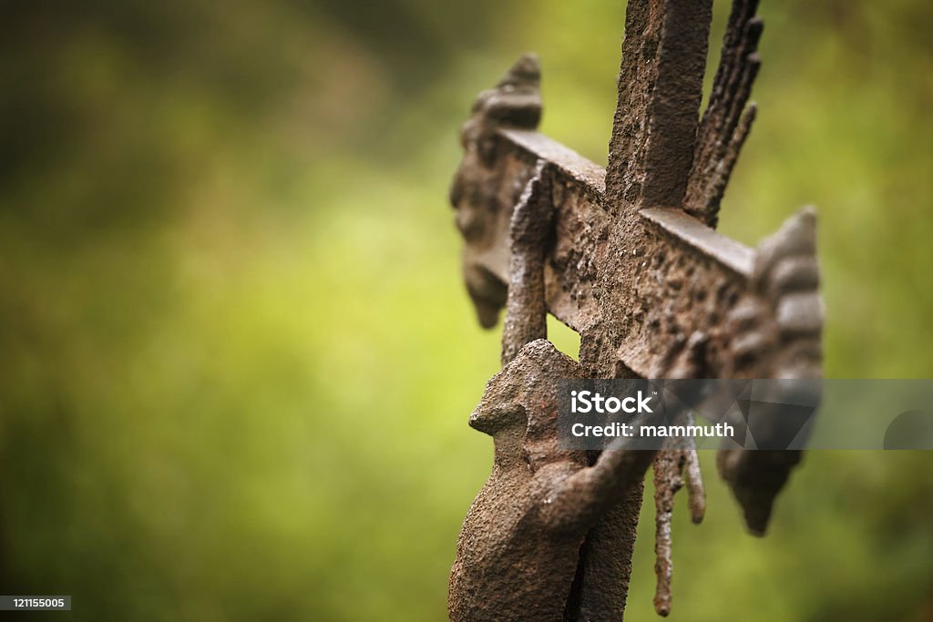 Vecchio danneggiato Crocifisso - Foto stock royalty-free di A forma di croce