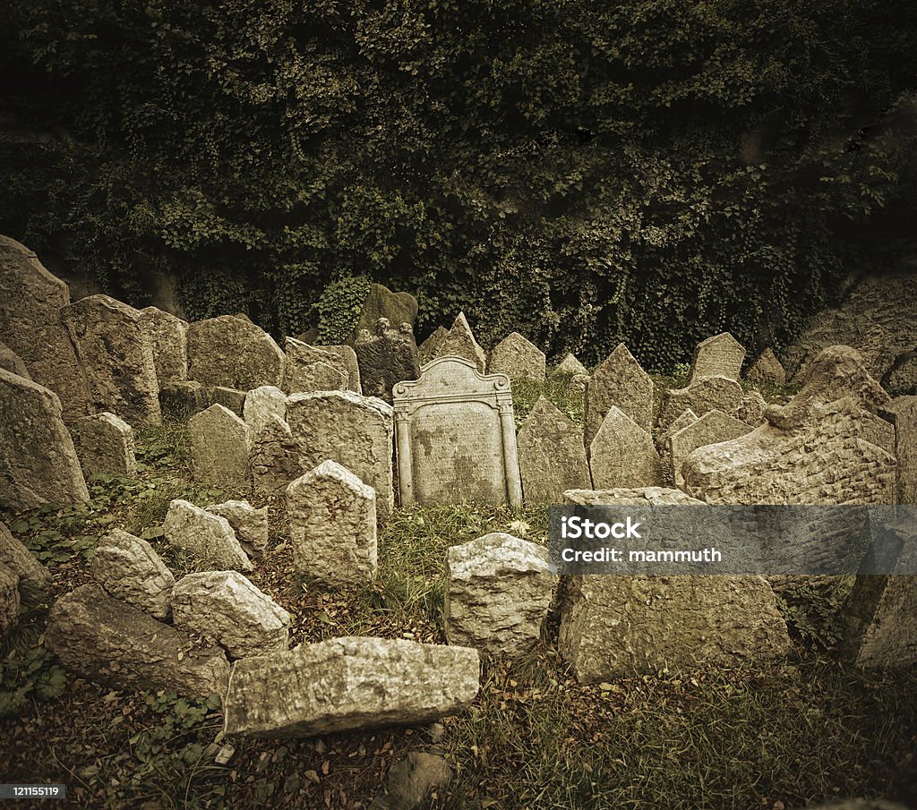 Tombstones nel vecchio cimitero ebraico di Praga - Foto stock royalty-free di Cripta