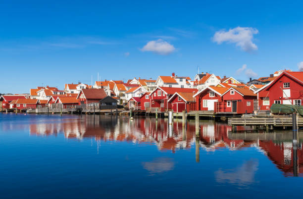 Boathouses in the port of Hovenäset, a small fishing village in the archipelago on the west coast of Bohuslän, Sweden Traditional small boathouses which can be seen in every fishing village along the Swedish west coast archipelago stock pictures, royalty-free photos & images