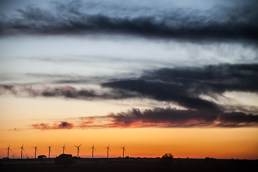 Paisaje de puesta de sol en generadores de turbinas eólicas silouettes photo