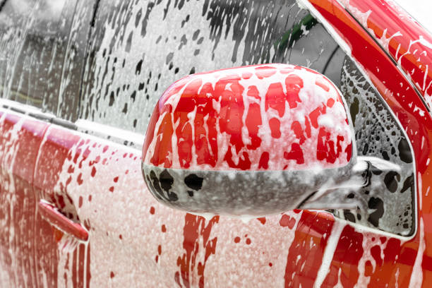 detail view on car wash, car wash foam water - car wash car cleaning washing imagens e fotografias de stock