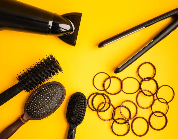 profesjonalne narzędzia do fryzjera na żółtym tle z przestrzenią do kopiowania, widok z góry - hair dryer single object plastic black zdjęcia i obrazy z banku zdjęć