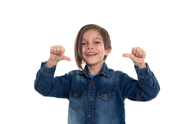 bambino sorridente su sfondo bianco - human hair ethnic little boys dancing foto e immagini stock