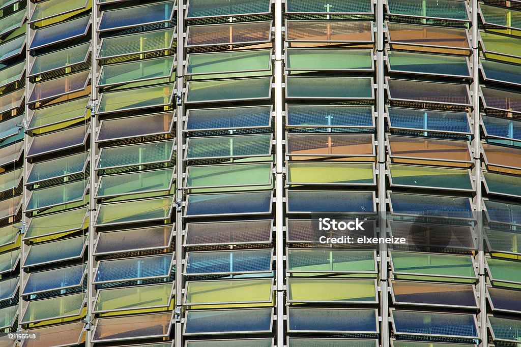 Coloridos con una fachada de vidrio de estacionamiento sin servicio de valet - Foto de stock de Aparcar libre de derechos