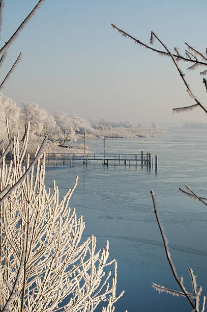 invierno paisaje del lago - winterlandschaft brandenburg fotografías e imágenes de stock