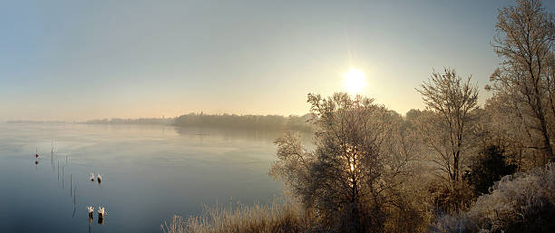 sunrise invierno paisaje del lago - winterlandschaft brandenburg fotografías e imágenes de stock
