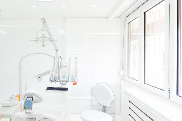 dental clinic - dentist office dentists chair dental equipment white imagens e fotografias de stock