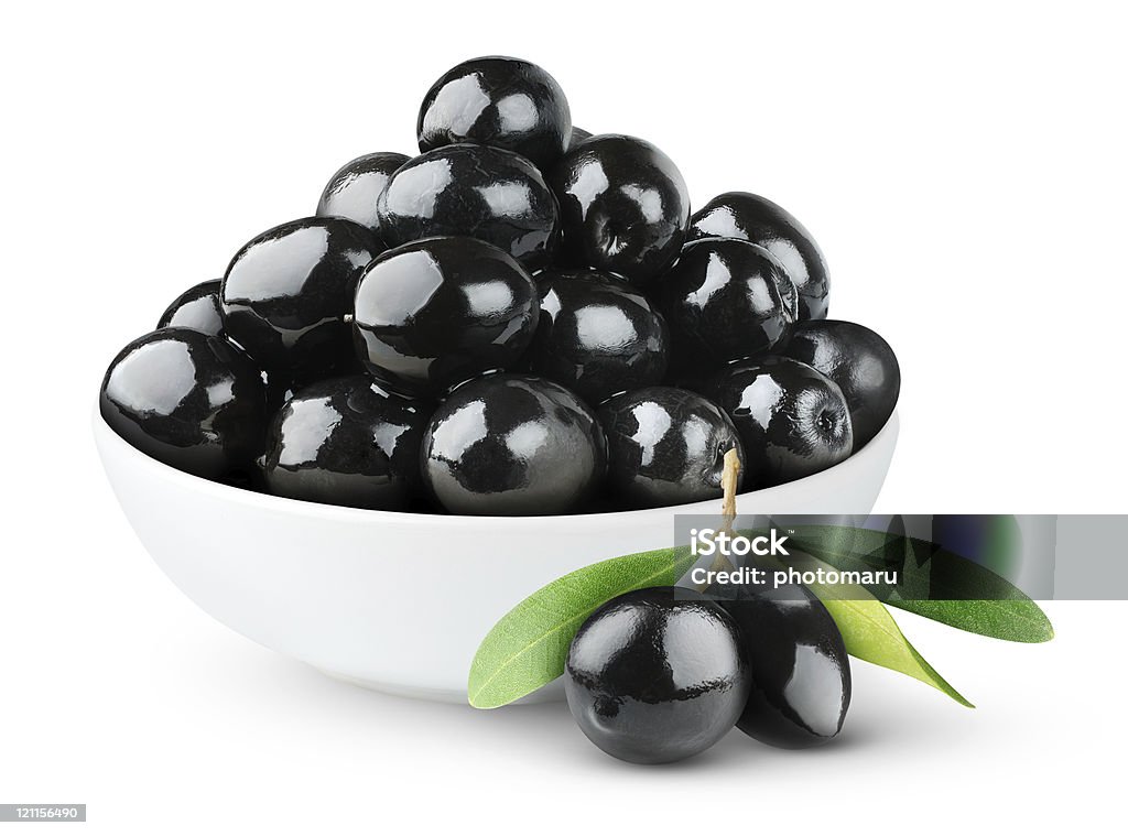 Schwarze Oliven in einer Schale auf weißem Hintergrund - Lizenzfrei Schwarze Olive Stock-Foto