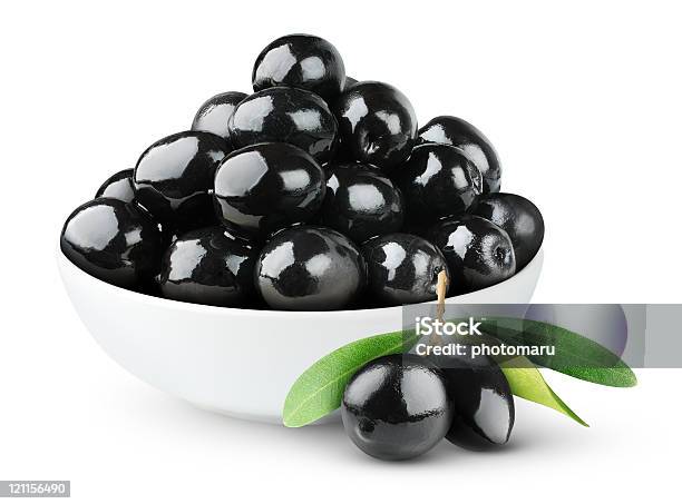 Olive Nere In Una Ciotola Su Sfondo Bianco - Fotografie stock e altre immagini di Oliva nera - Oliva nera, Sfondo bianco, Bianco