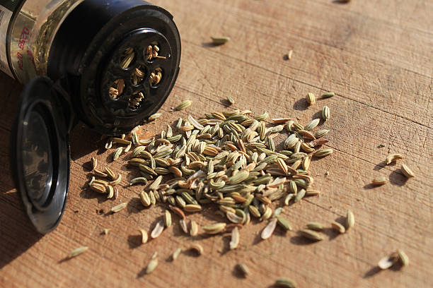 sementes de erva-doce - fennel spice spilling seed - fotografias e filmes do acervo