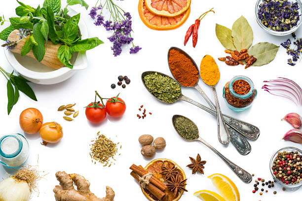 ingredientes de cocina y condimento: verduras, hierbas y especias sobre fondo blanco - mortar and pestle condiment isolated food fotografías e imágenes de stock