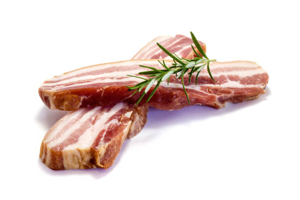 vientre de cerdo crudo aislado sobre fondo blanco - smoked bacon fotografías e imágenes de stock
