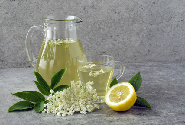 bebida refrescante de flores de ancião em carafe e vidro - juice carafe glass decanter - fotografias e filmes do acervo