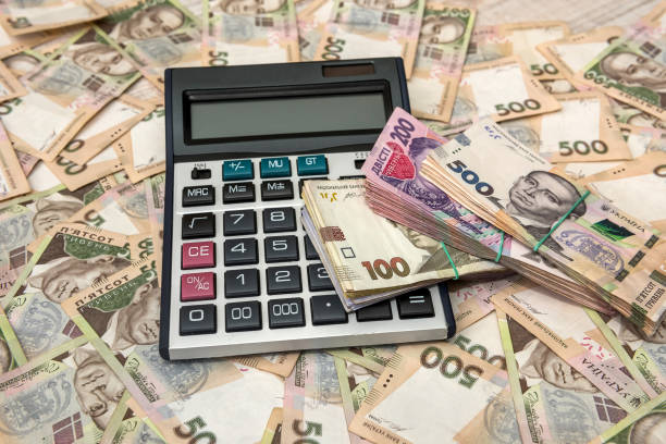 billetes de 500 hryvnia con calculadora como fondo. de cerca. vista superior. - ukraine hryvnia currency paper currency fotografías e imágenes de stock