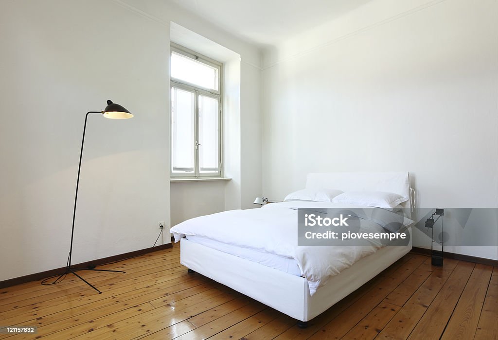 ニースアパートメント refitted 、ベッドルームにはダブルベッドとランプ - からっぽのロイヤリティフリーストックフォト