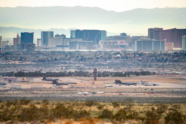 horizonte de las vegas com base aérea de nellis em primeiro plano - clark county - fotografias e filmes do acervo