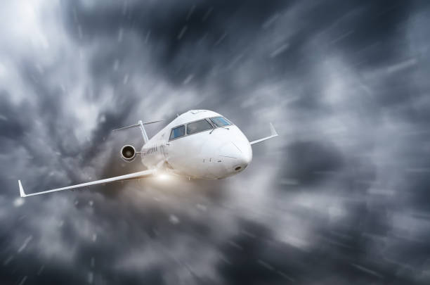 l'aereo vola durante una tempesta e una forte pioggia nuvolosa. - airplane boeing runway cockpit foto e immagini stock