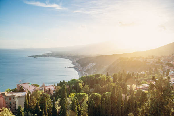 geweldig panoramisch uitzicht op de zee van taormina, sicilië, italië - sicilië stockfoto's en -beelden
