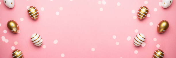 huevos de pascua aislados sobre fondo rosado. para tarjeta de felicitación, promoción, póster, folleto, web-banner, artículo. - easter holiday feast day yellow fotografías e imágenes de stock