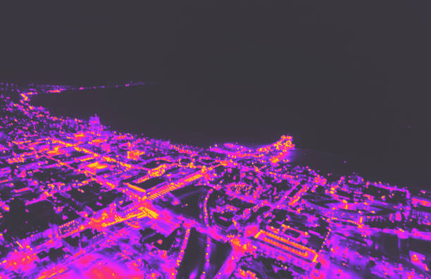 vista aérea borrosa de la costa de santa mónica en el estilo retro de la noche 1980 - santa monica city of los angeles night los angeles county fotografías e imágenes de stock