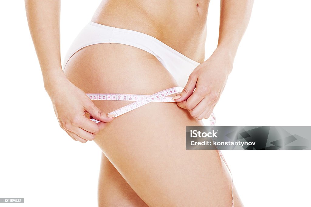 slim femme mesurant ses hanches - Photo de Adulte libre de droits