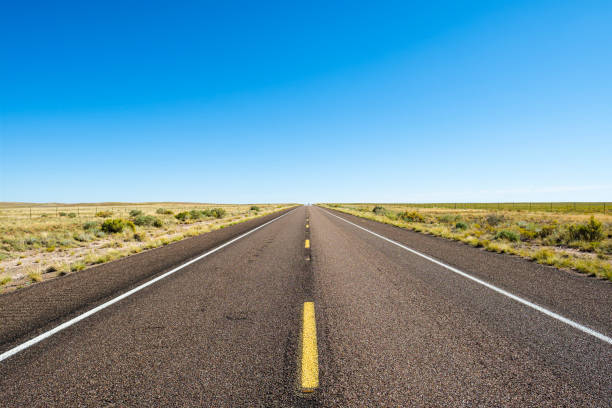 estrada deserta - arid climate asphalt barren blue - fotografias e filmes do acervo