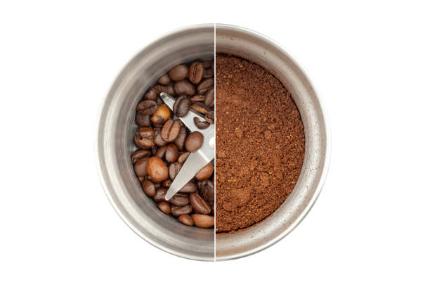 collage di due foto di un macinino da caffè in acciaio, vista dall'alto: con chicchi di caffè interi e lame visibili e con caffè macinato. isolato su sfondo bianco - coffee crop bean seed directly above foto e immagini stock