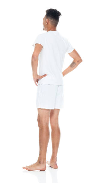 африканская этническая принадлежность мужчина стоял перед белым фоном носить боксерские шорты - underwear men t shirt white стоковые фото и изображения