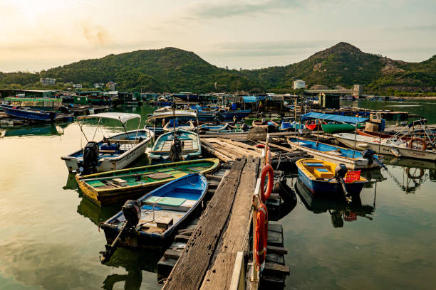 lamma island scenic harbor boats in sok kwu wan village - lamma island imagens e fotografias de stock
