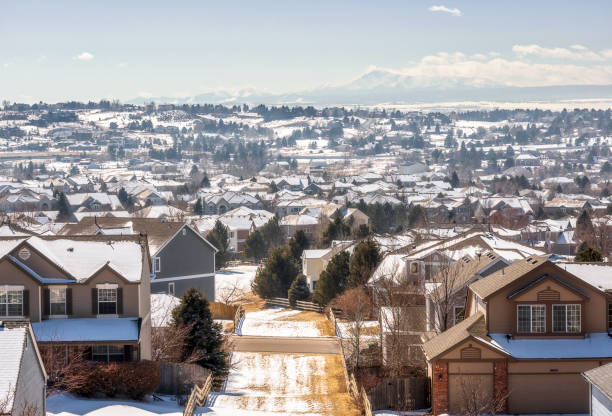100周年記念、コロラド州 - 遠くにフロントレンジの山々の景色を望むデンバーメトロエリア住宅冬のパノラマ - denver colorado colorado winter snow ストックフォトと画像
