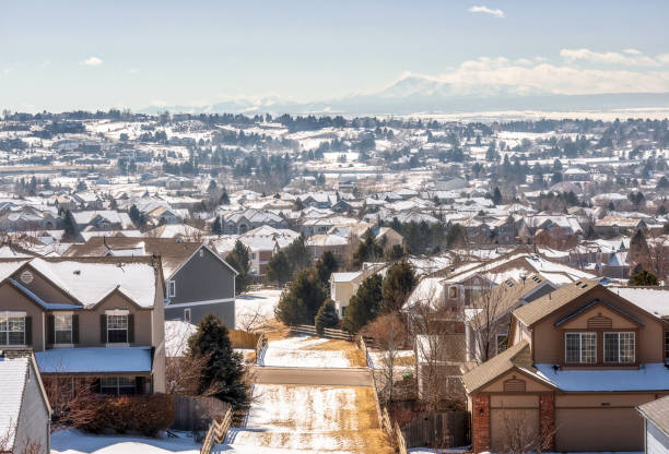 centennial, colorado - denver metro area residential winter panorama com a vista de uma frente de montanhas à distância - winter agriculture ranch field - fotografias e filmes do acervo