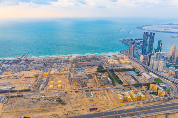 Aerial view of petrochemical oil refinery and sea in industrial engineering and energy concept in Dubai, urban city, UAE. Oil and gas tanks pipelines in industry. Modern metal factory. Power plant. vista aérea de la refinería de petróleo petroquímico y el mar en ingeniería industrial y concepto de energía en dubai, ciudad urbana, eau. oleoductos de tanques de petróleo y gas en la industria. moderna fábrica de metales. planta eléctrica.