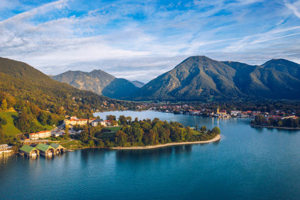 tegernsee, alemania. lago tegernsee en rottach-egern (bavaria), alemania cerca de la frontera con austria. vista aérea del lago "tegernsee" en los alpes de baviera. mal wiessee. lago tegernsee en baviera. - tegernsee lake tegernsee lake mountain fotografías e imágenes de stock