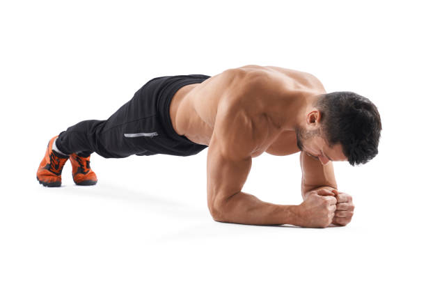 homme musculaire faisant l’exercice de planche. - core strength photos et images de collection