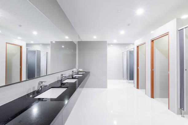 publiczne wnętrze łazienki z baterią umywalkową w kolejce nowoczesny design. - public restroom zdjęcia i obrazy z banku zdjęć