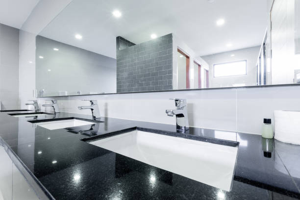 öffentliche innenausstattung des badezimmers mit waschbecken waschbecken wasserhahn aufgereiht modernes design. - bath stock-fotos und bilder