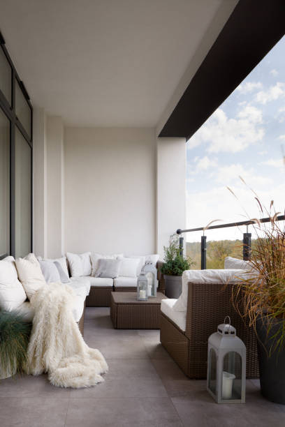 elegante balcone dal design - chair coffee table curtain floor foto e immagini stock