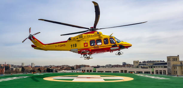 спасательный вертолет взлетает с крыши больницы - rescue helicopter outdoors occupation стоковые фото и изображения