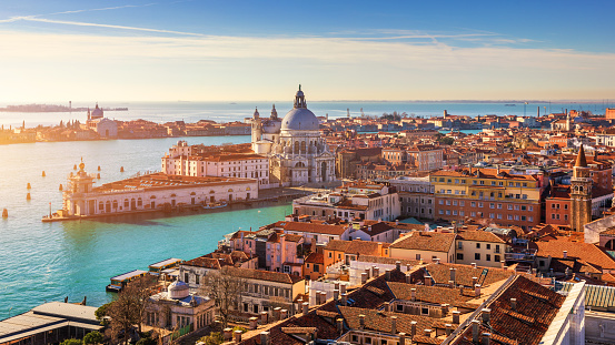 Vista aérea del Gran Canal y Basílica de Santa Maria della Salute, Venecia, Italia. Venecia es un popular destino turístico de Europa. Venecia, Italia. photo