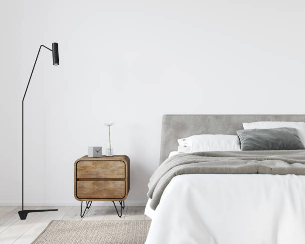明るいベッドルーム(木製のベッドサイドテーブル、スタイリッシュなフロアランプ付) - 寝室 ストックフォトと画像