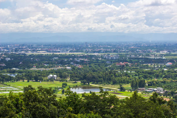 o cenário da cidade de chiang mai como visto de wat phra that doi kham, província de chiang mai, norte da tailândia. - golden temple - fotografias e filmes do acervo