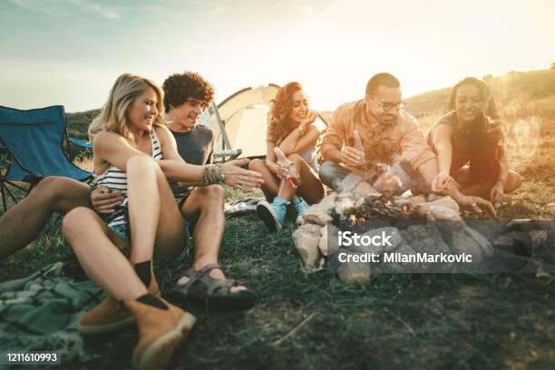 Happy Picnic Stockfoto und mehr Bilder von Freundschaft - Freundschaft, Rauch, Sonnenuntergang