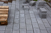 betonpflasterbl%C3%B6cke-neben-einem-geb