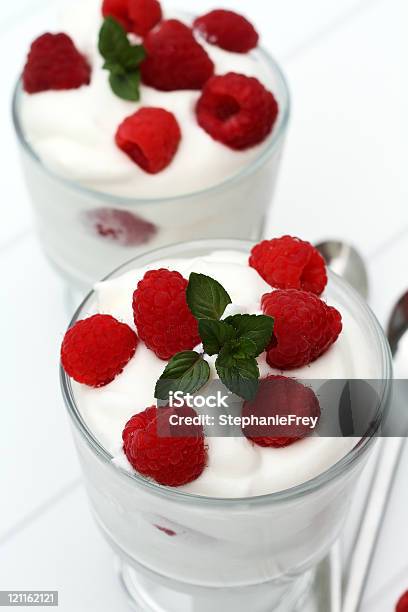 Himbeeren Und Sahne Stockfoto und mehr Bilder von Antioxidationsmittel - Antioxidationsmittel, Aufschäumen, Beere - Obst