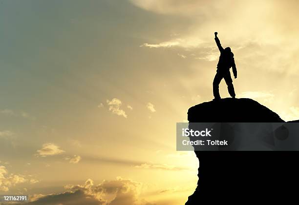 Mann Auf Top Stockfoto und mehr Bilder von Abenddämmerung - Abenddämmerung, Abenteuer, Aktivitäten und Sport